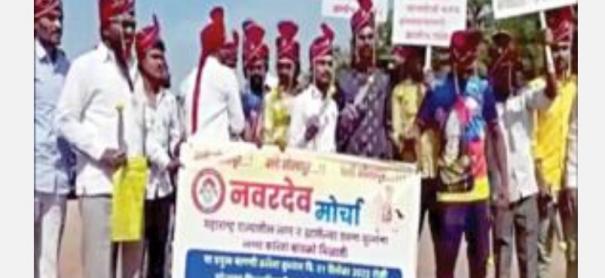 हमारी सहेलियाँ कहाँ हैं?  – महाराष्ट्र में अविवाहित पुरुषों की रैली |  हमें दुल्हन ढूंढो: अविवाहित पुरुषों ने महाराष्ट्र में कलेक्टर के पास विरोध प्रदर्शन किया