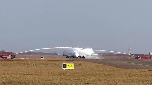 गोवा के नए हवाईअड्डे पर पहली यात्री उड़ान पहुंची |  गोवा के नए एयरपोर्ट पर पहली पैसेंजर फ्लाइट आई