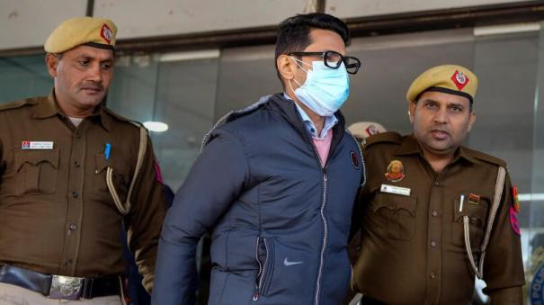 फ्लाइट में महिला यात्री पर पेशाब करने का मामला – बेंगलुरु में शंकर मिश्रा गिरफ्तार |  फ्लाइट में महिला यात्री पर पेशाब करने का मामला- शंकर मिश्रा बेंगलुरु में गिरफ्तार