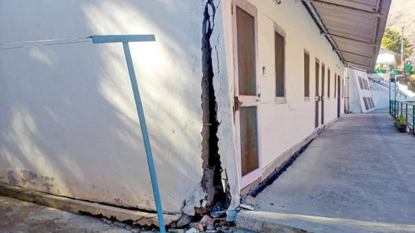 भूकंप प्रभावित जोशीमठ : क्षतिग्रस्त इमारतों को आज गिराया जाएगा  जोशीमठ में क्षतिग्रस्त होटलों, घरों को तोड़ने का काम आज से शुरू होगा