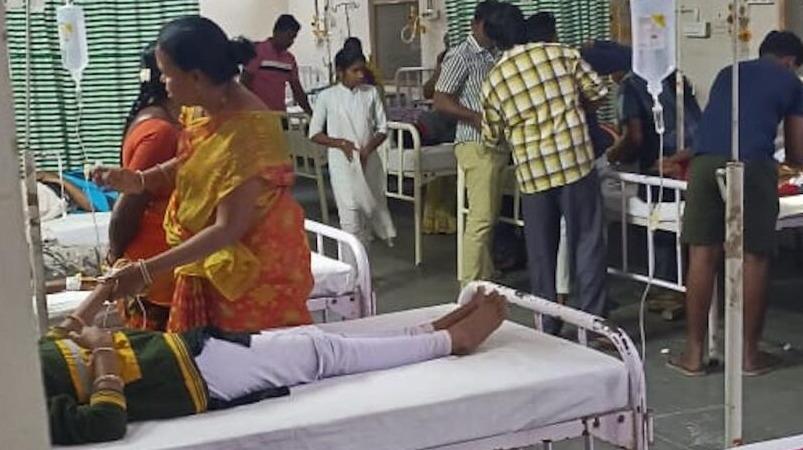 केरल राज्य में एक रेस्टोरेंट में खाना खाने वाले 70 लोग बीमार पड़ गए  केरल राज्य के एक रेस्टोरेंट में खाना खाने वाले 70 लोग बीमार पड़ गए