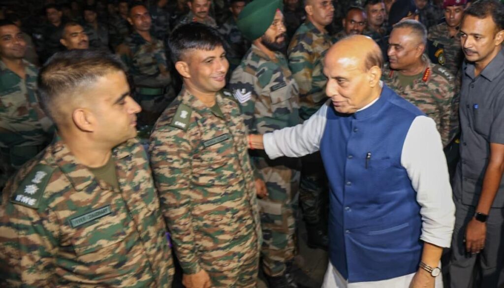 चीन से चल रहे तनाव के बीच, अरुणाचल प्रदेश सीमा का निरीक्षण करने पहुंचे रक्षा मंत्री राजनाथ सिंह