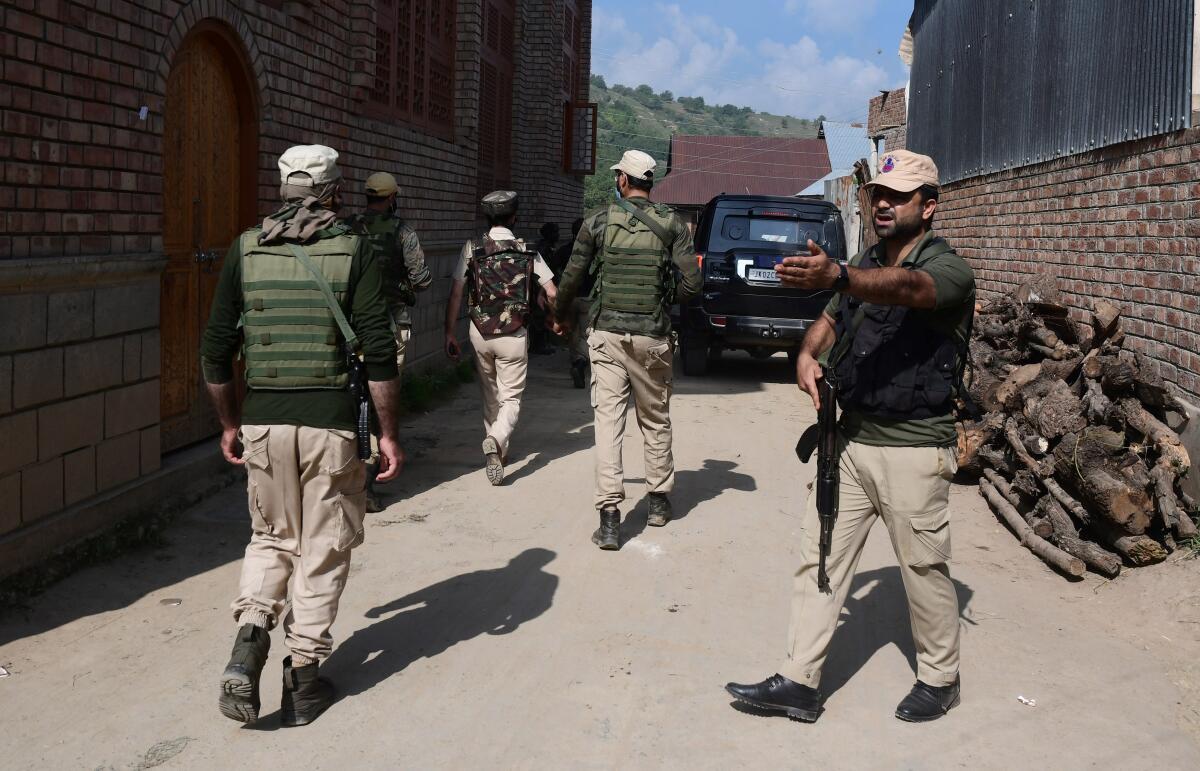 जम्मू-कश्मीर मुठभेड़ में 2 आतंकवादी मारे गए: सेना के हताहतों की संख्या बढ़कर 5 हो गई |  जम्मू-कश्मीर मुठभेड़ में 2 आतंकवादी मारे गए: सेना के हताहतों की संख्या बढ़कर 5 हो गई