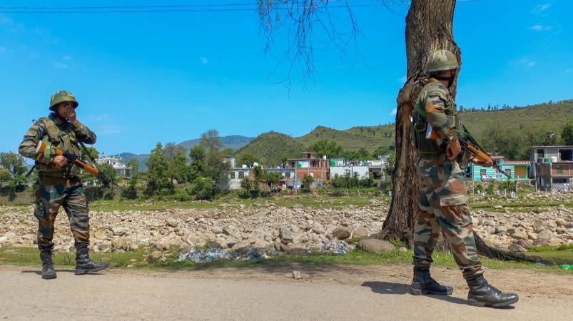 जम्मू-कश्मीर में सेना की गाड़ी पर आतंकी हमला: 4 जवान शहीद |  जम्मू-कश्मीर में सेना की गाड़ी पर आतंकी हमला, 4 जवान शहीद