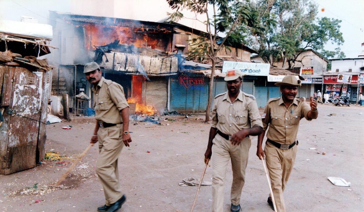 कर्नाटक |  31 साल पहले राम मंदिर के लिए लड़ने वाले दो लोगों की गिरफ्तारी – बीजेपी ने की निंदा |  31 साल बाद कर्नाटक पुलिस ने राम मंदिर कार्यकर्ताओं को गिरफ्तार किया, बीजेपी ने कांग्रेस पर पुराने मामले फिर से खोलने का आरोप लगाया