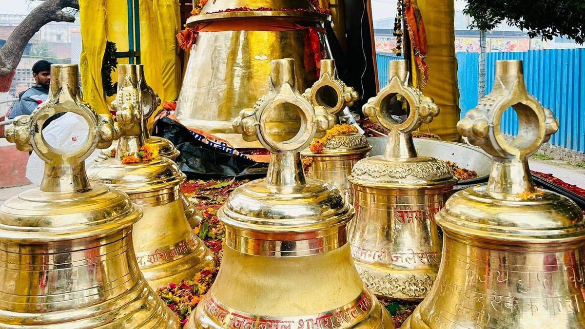 अयोध्या में राम मंदिर के लिए 2,100 किलो की विशाल घंटियाँ, सोने के कंगन, उपहार |  अयोध्या में राम मंदिर के लिए 2100 किलो की विशाल बेल गोल्डन चप्पल उपहार
