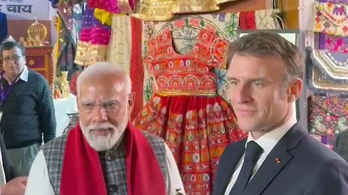 गणतंत्र दिवस समारोह में हिस्सा लेने भारत आए फ्रांस के राष्ट्रपति मैक्रों का जोरदार स्वागत हुआ  फ्रांस के राष्ट्रपति मैक्रों गणतंत्र दिवस में हिस्सा लेने के लिए भारत आए थे