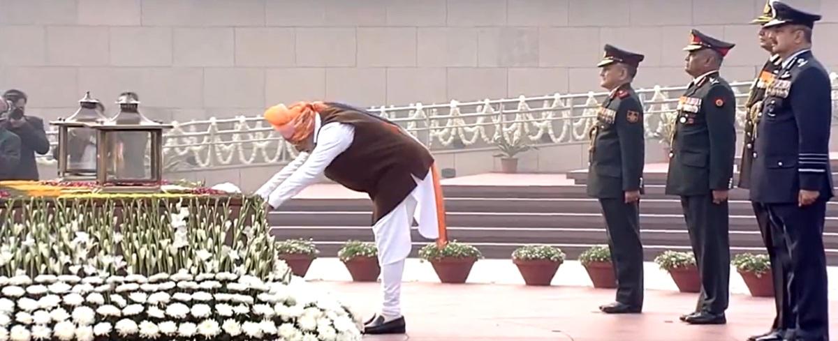 75वां गणतंत्र दिवस समारोह |  दिल्ली में युद्ध दिग्गजों के स्मारक पर पीएम मोदी ने दी श्रद्धांजलि |  पीएम मोदी ने राष्ट्रीय युद्ध स्मारक पर पुष्पांजलि अर्पित की
