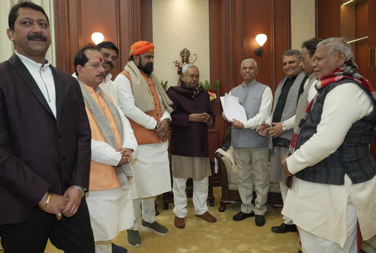 बीजेपी नेताओं के साथ जाकर राज्यपाल से मिले नीतीश कुमार- आज शाम 5 बजे दोबारा उद्घाटन  नीतीश कुमार ने बीजेपी के समर्थन से सरकार बनाने का दावा पेश किया