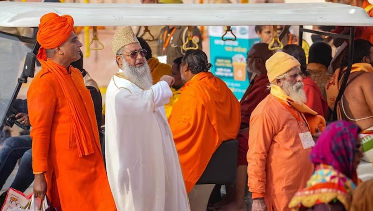 अयोध्या राम मंदिर के उद्घाटन समारोह में शामिल हुए इमाम संगठन के प्रमुख को फतवा  फतवा इमाम संगठन के प्रमुख ने अयोध्या राम मंदिर उद्घाटन में भाग लिया