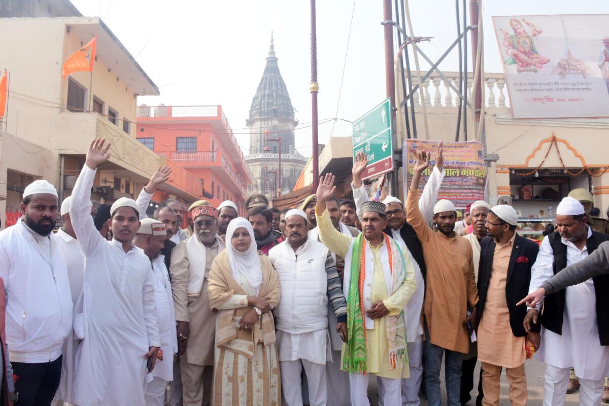 6 दिन की तीर्थयात्रा के बाद 350 मुसलमानों ने अयोध्या में राम मंदिर में की पूजा!  |  350 मुसलमानों ने लखनऊ से अयोध्या तक 6 दिवसीय मार्च निकाला, रामलला के दर्शन किए