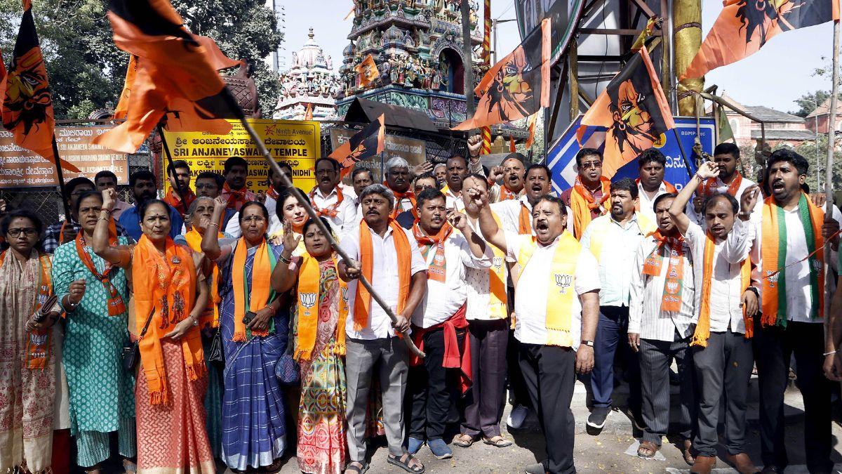 हिंदू संगठनों ने हनुमान ध्वज फहराकर किया विरोध प्रदर्शन  हनुमान ध्वज फहराकर हिंदू संगठनों ने किया विरोध प्रदर्शन