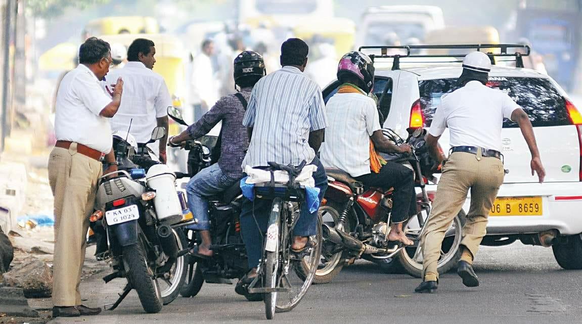 नियमों का उल्लंघन करने पर दोपहिया वाहन चालक पर 3.4 लाख रुपये का जुर्माना @ बेंगलुरु |  नियमों का उल्लंघन करने पर दोपहिया वाहन चालक पर 3 लाख रुपये का जुर्माना लगाया गया