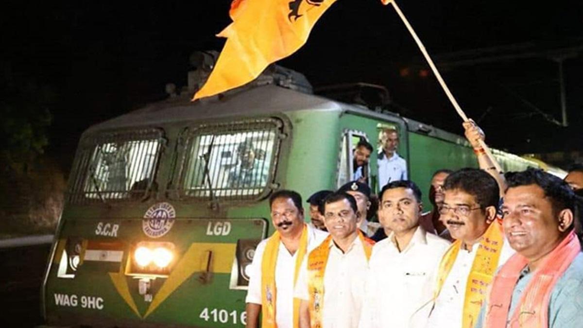 आस्था ट्रेन 2000 श्रद्धालुओं को लेकर गोवा से अयोध्या के लिए रवाना  2000 श्रद्धालुओं को लेकर आस्था ट्रेन गोवा से अयोध्या के लिए रवाना हुई