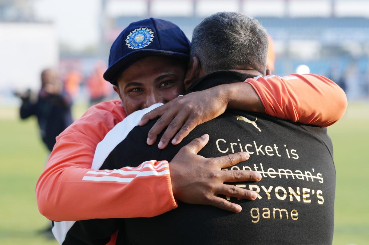 भारतीय क्रिकेट टीम में नवोदित खिलाड़ी के रूप में सरफराज खान…पिता खुशी से रो पड़े  अनिल कुंबले ने सरफराज खान को टेस्ट कैप सौंपी।  पिता अपने आंसू नहीं रोक पा रहे