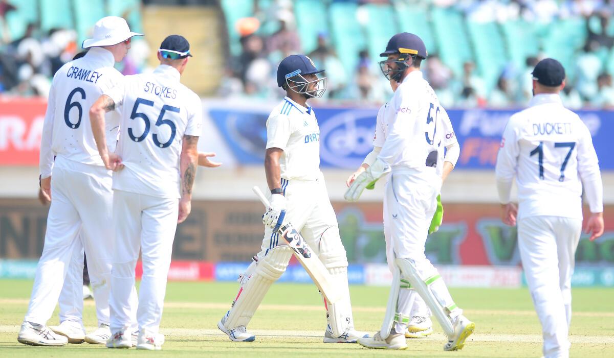 राजकोट टेस्ट: टीम इंडिया ने पहली पारी में बनाए 445 रन  राजकोट टेस्ट में भारत इंग्लैंड के खिलाफ 445 रन पर आउट हो गया