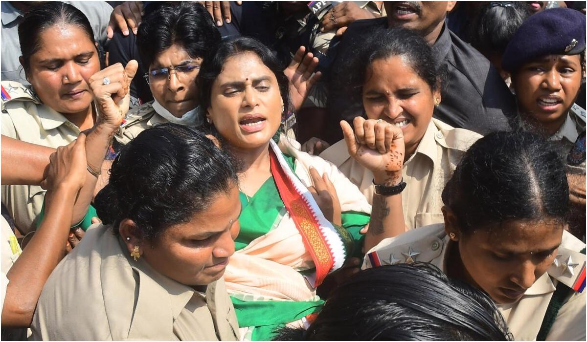 'जगन की तानाशाही…' – वाईएस शर्मिला गिरफ्तार @ आंध्र मुख्य सचिवालय नाकाबंदी विरोध |  आंध्र प्रदेश में विरोध प्रदर्शन के दौरान वाईएस शर्मिला गिरफ्तार
