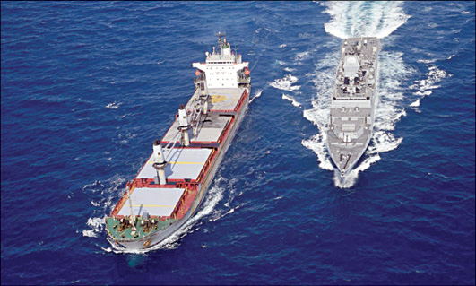 भारतीय युद्धपोत ने अदन की खाड़ी में हौथी आतंकवादियों द्वारा हमला किए गए व्यापारी जहाज की सहायता की |  भारतीय युद्धपोत अदन की खाड़ी में व्यापारिक जहाज को सहायता प्रदान करता है