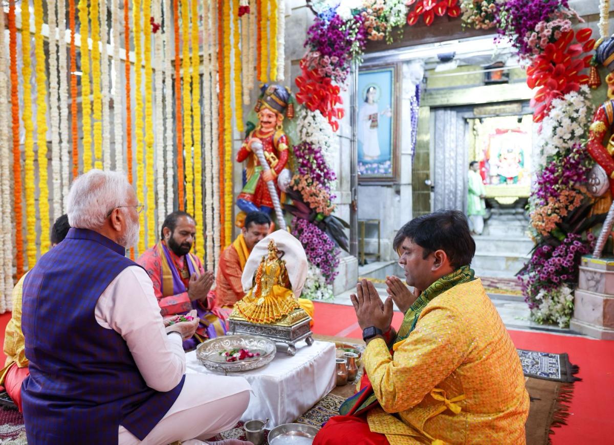 गुजरात |  प्रधानमंत्री मोदी ने द्वारकाधीशर मंदिर में की पूजा |  पीएम मोदी ने गुजरात के द्वारकाधीश मंदिर में पूजा-अर्चना की