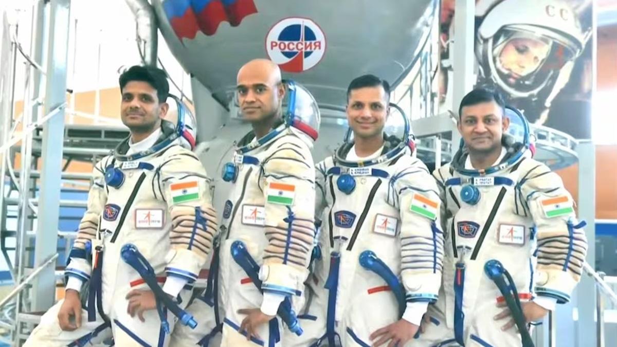 प्रधानमंत्री मोदी ने 4 अंतरिक्ष यात्रियों से परिचय कराया जो गगनयान परियोजना के तहत अंतरिक्ष में जाएंगे  पीएम मोदी ने गगनयान प्रोजेक्ट के तहत अंतरिक्ष में जाने वाले 4 अंतरिक्ष यात्रियों से परिचय कराया