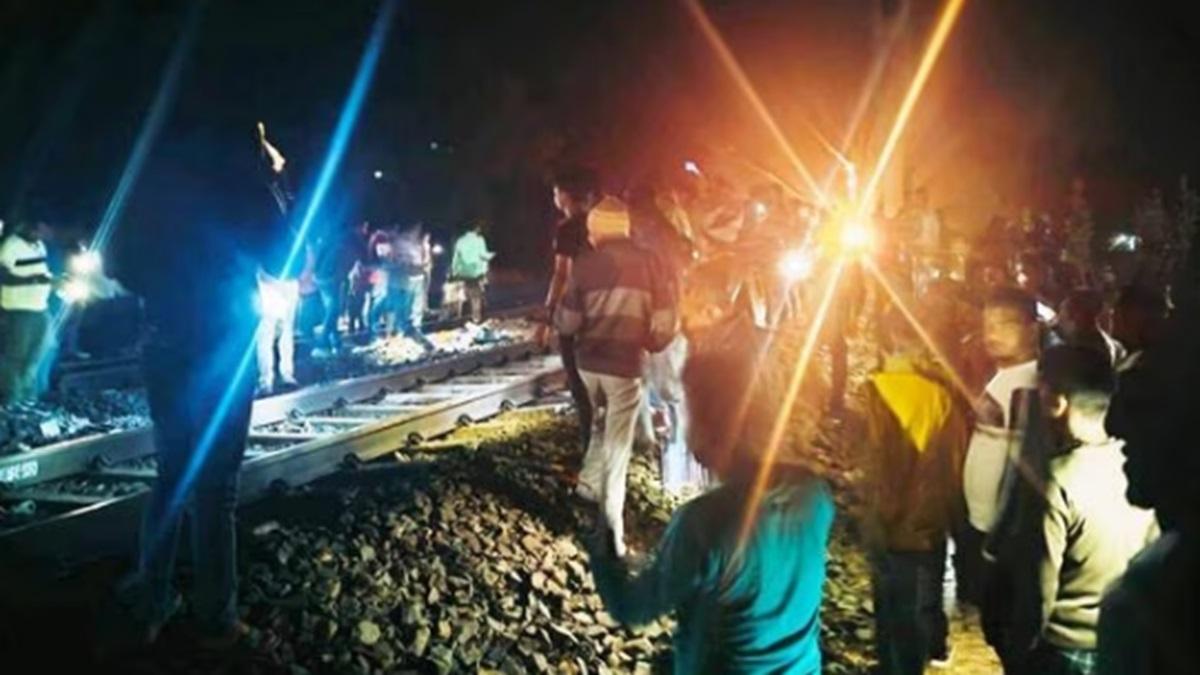 झारखंड में ट्रेन ने यात्रियों को मारी टक्कर, 2 की मौत |  झारखंड में ट्रेन की टक्कर से जामताड़ा हादसे में मृत दो यात्रियों को बचाया गया