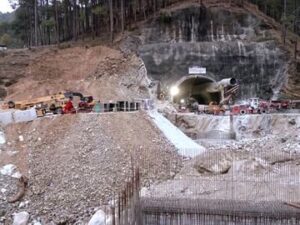 “आप डर नहीं सकते और काम नहीं कर सकते” – सिल्क्यारा खदान में लौटे एक कर्मचारी का साक्षात्कार  दो महीने के अंतराल के बाद सिल्कयारा खदान का काम फिर से शुरू, बचाया गया आदमी काम पर लौटा