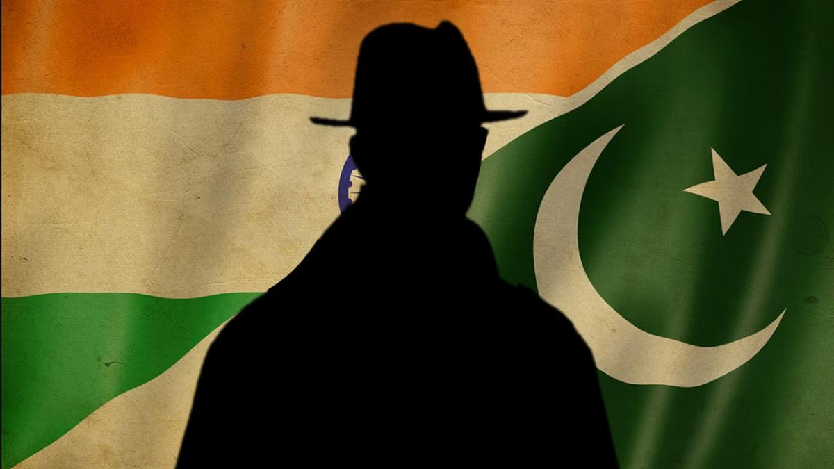 पाकिस्तान के लिए जासूसी करने के आरोप में डॉकयार्ड अधिकारी गिरफ्तार |  पाकिस्तान के लिए जासूसी करने के आरोप में शिपयार्ड अधिकारी गिरफ्तार