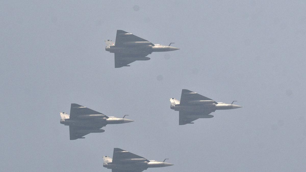 भारतीय वायुसेना का तेजस लड़ाकू विमान राजस्थान में क्रैश |  भारतीय वायु सेना का तेजस जेट जैसलमेर के पास दुर्घटनाग्रस्त, पायलट सुरक्षित बाहर निकला