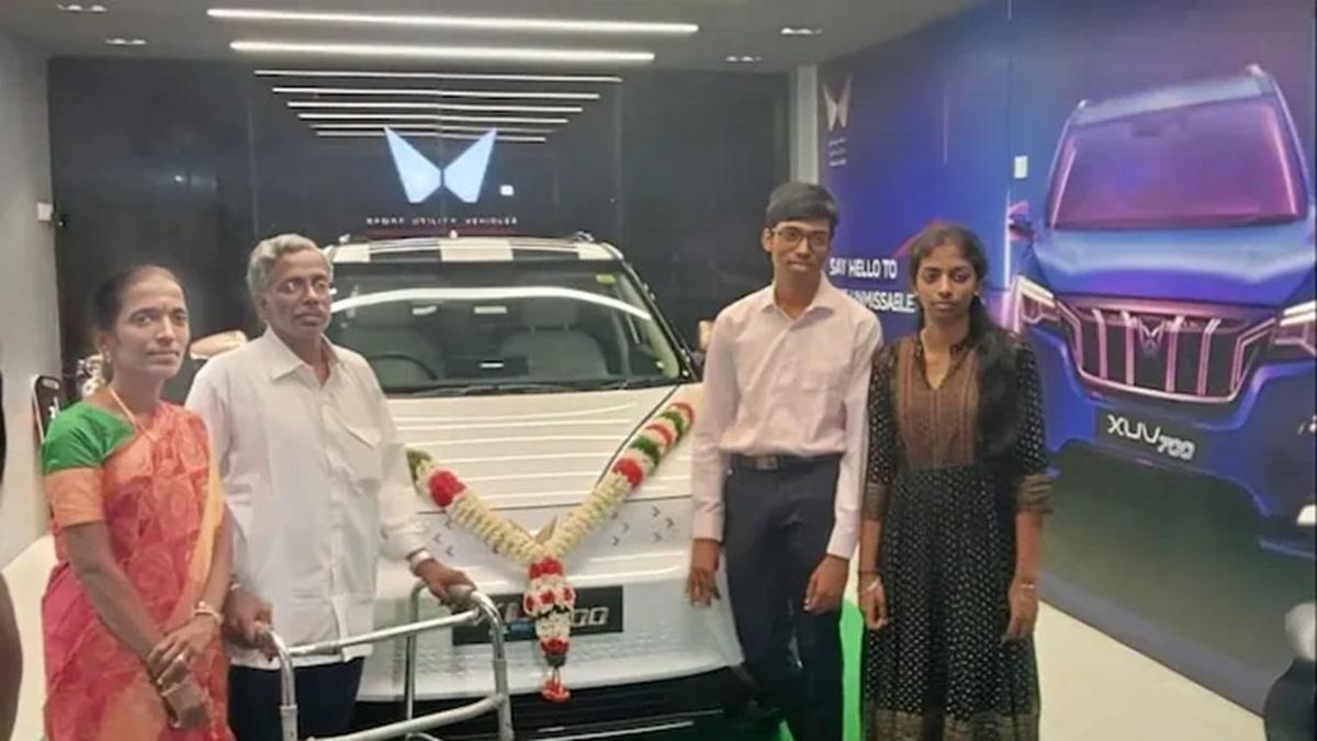 आनंद महिंद्रा ने प्रगनानंद के माता-पिता को एक इलेक्ट्रिक कार तोहफे में दी  आनंद महिंद्रा ने प्रग्गनानंद के माता-पिता को एक इलेक्ट्रिक कार उपहार में दी