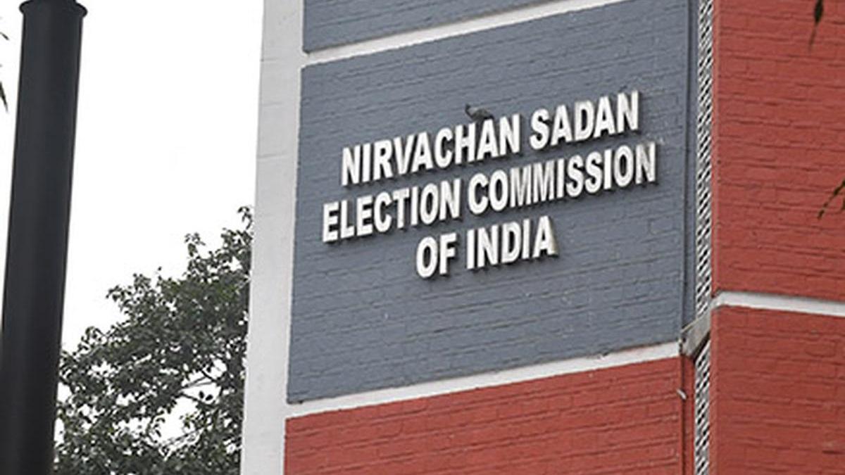 चुनाव आयोग ने एसबीआई द्वारा जमा किए गए चुनाव पत्रों का विवरण वेबसाइट पर अपलोड कर दिया है  ईसीआई ने वेबसाइट पर एसबीआई द्वारा जमा किए गए चुनावी बांड का विवरण अपलोड किया है