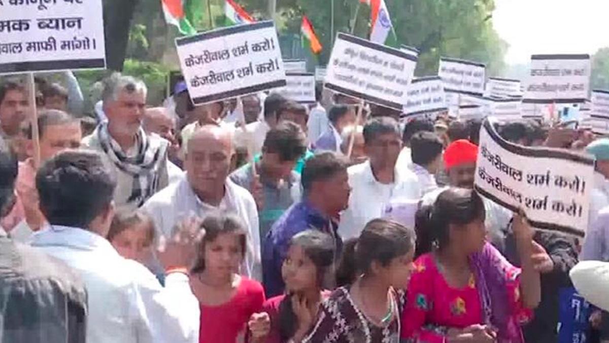 हिंदू, सिख शरणार्थियों ने अरविंद केजरीवाल के घर के पास विरोध प्रदर्शन किया |  हिंदू सिख शरणार्थियों ने अरविंद केजरीवाल के घर के पास विरोध प्रदर्शन किया