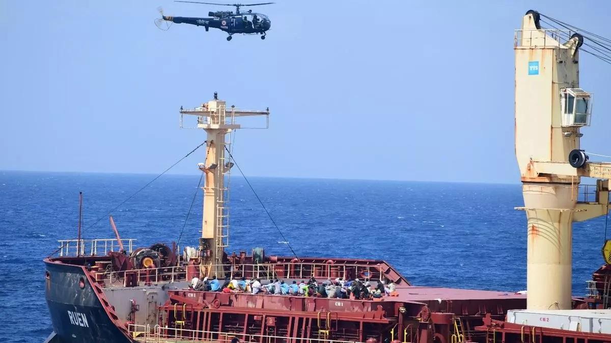 भारतीय नौसेना ने 40 घंटे की तलाशी के बाद अपहृत मालवाहक जहाज को बरामद किया: 35 सोमाली समुद्री डाकू सारण |  35 सोमाली समुद्री डाकुओं के आत्मसमर्पण के बाद भारतीय नौसेना ने अपहृत मालवाहक जहाज को बरामद कर लिया