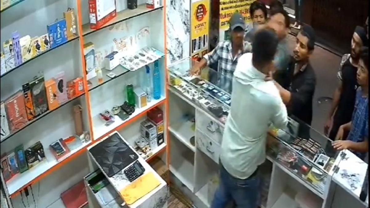 बेंगलुरु में प्रार्थना के दौरान हनुमान भजन बजाने पर दुकानदार पर हमला |  बेंगलुरु में प्रार्थना के दौरान हनुमान भजन बजाने पर दुकानदार पर हमला