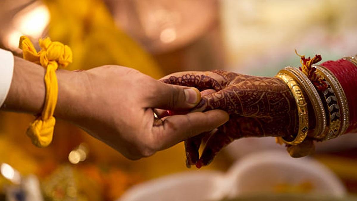 यूपी में एक महिला ने सरकारी फंड पाने के लिए अपने भाई से शादी कर ली क्योंकि उसकी शादी में दूल्हा नहीं आया  यूपी में शादी में दूल्हे के न आने पर सरकारी फंड पाने के लिए महिला ने भाई से रचाई शादी