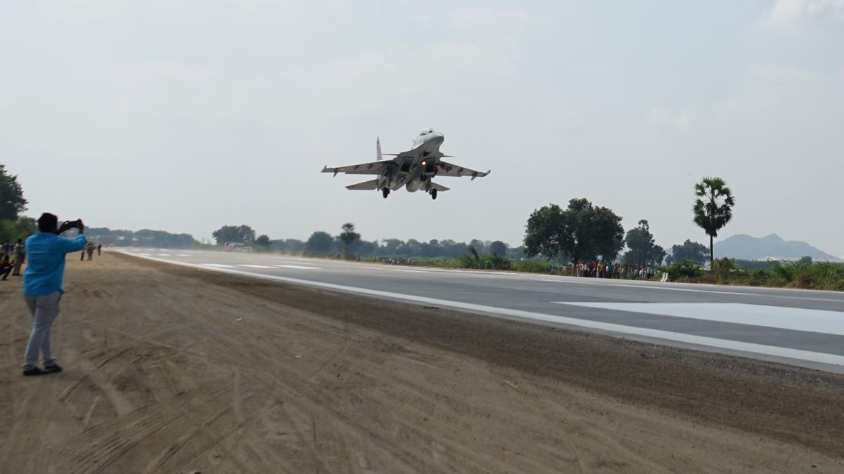 आंध्र के राष्ट्रीय राजमार्ग पर लड़ाकू विमानों ने उतरकर अभ्यास किया |  आंध्र प्रदेश के नेशनल हाईवे पर लड़ाकू विमानों ने लैंडिंग का अभ्यास किया