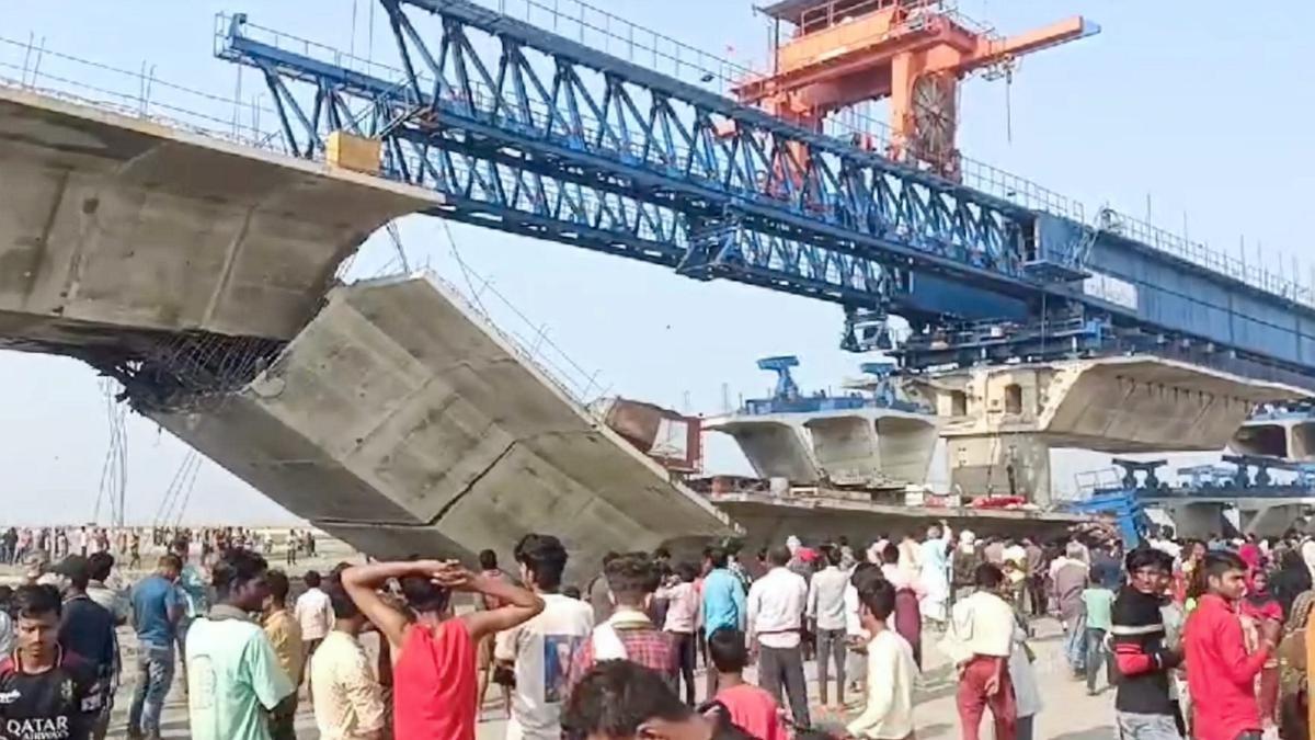 बिहार |  निर्माणाधीन पुल गिरा, एक की मौत;  9 लोग घायल हो गए  बिहार में निर्माणाधीन पुल गिरने से एक की मौत, कई के फंसे होने की आशंका