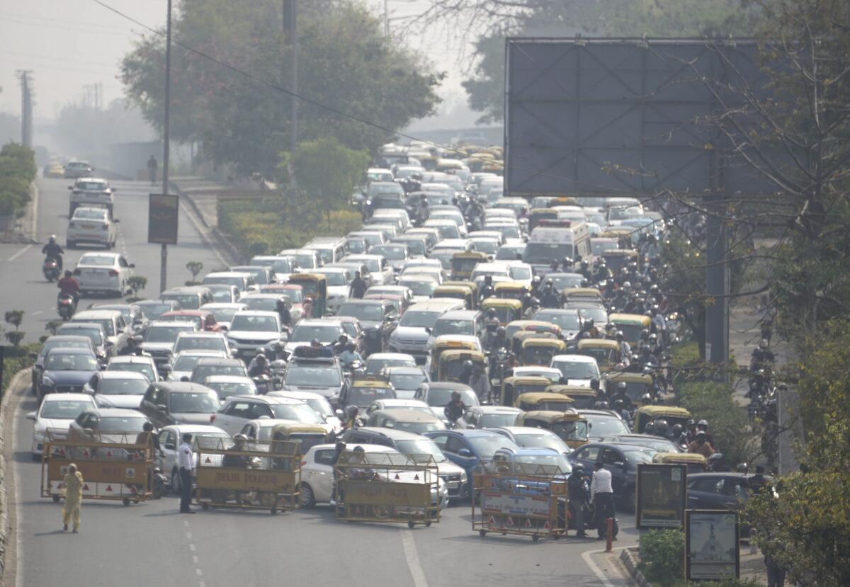 आम आदमी पार्टी का विरोध प्रदर्शन: सड़क बंद होने से दिल्ली में भारी ट्रैफिक जाम |  दिल्ली में भारी ट्रैफिक जाम, पुलिस ने AAP के विरोध प्रदर्शन के लिए कई सड़कें बंद कीं