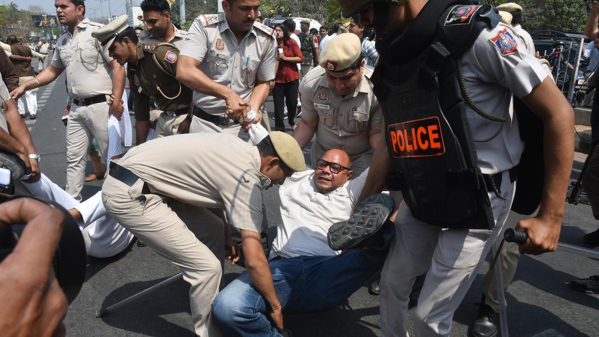 दिल्ली के मुख्यमंत्री अरविंद केजरीवाल गिरफ्तार: घटनाओं को रोकने के लिए 2 परतों की सुरक्षा |  दिल्ली के सीएम केजरीवाल गिरफ्तार, सुरक्षा कड़ी