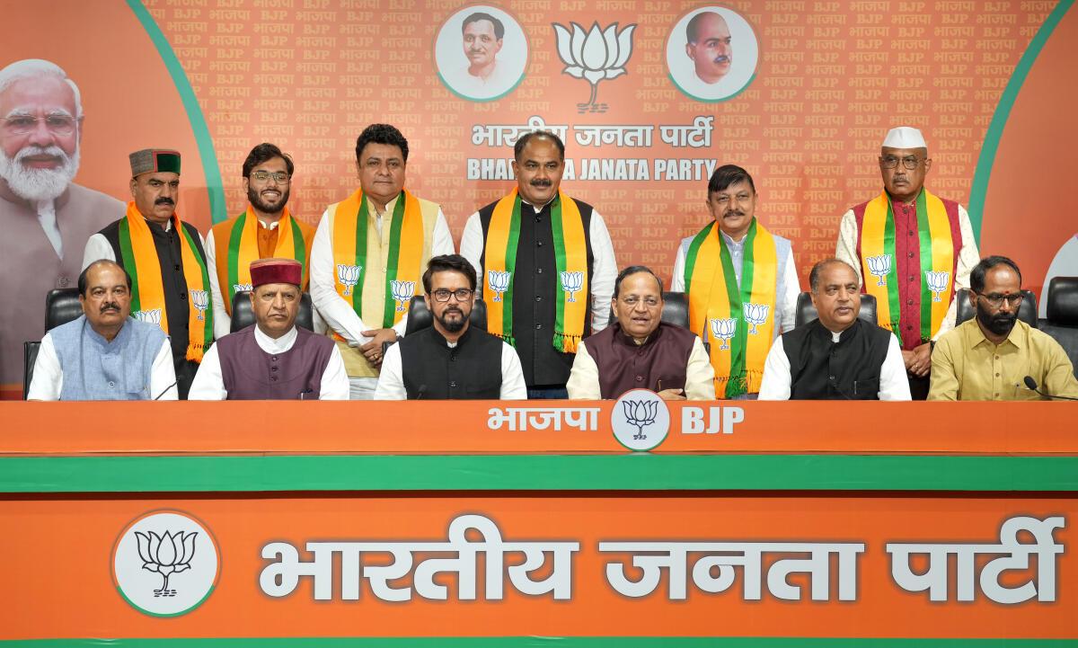 हिमाचल में कांग्रेस अयोग्य घोषित.  सभी 6 विधायक बीजेपी में शामिल  हिमाचल प्रदेश में छह अयोग्य कांग्रेस विधायक भाजपा में शामिल हो गए
