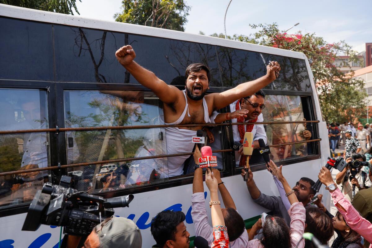 दिल्ली |  प्रधानमंत्री आवास घेरने की कोशिश;  आम आदमी पार्टी गिरफ्तार  पटेल चौक मेट्रो स्टेशन के बाहर AAP प्रदर्शनकारियों को हिरासत में लिया गया