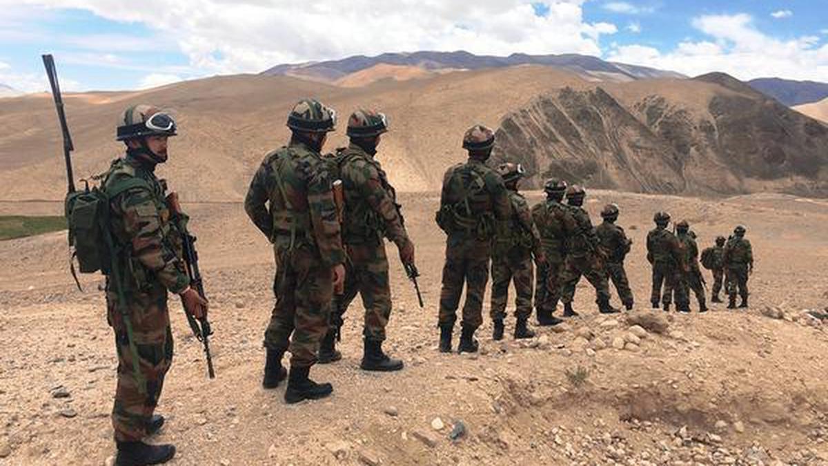 भारत और चीन के सीमाई इलाकों से सेना की पूरी तरह से वापसी को लेकर दोनों पक्षों के अधिकारी मंत्रणा कर रहे हैं  अधिकारियों ने भारत चीन सीमा क्षेत्र से सैनिकों की पूर्ण वापसी पर चर्चा की