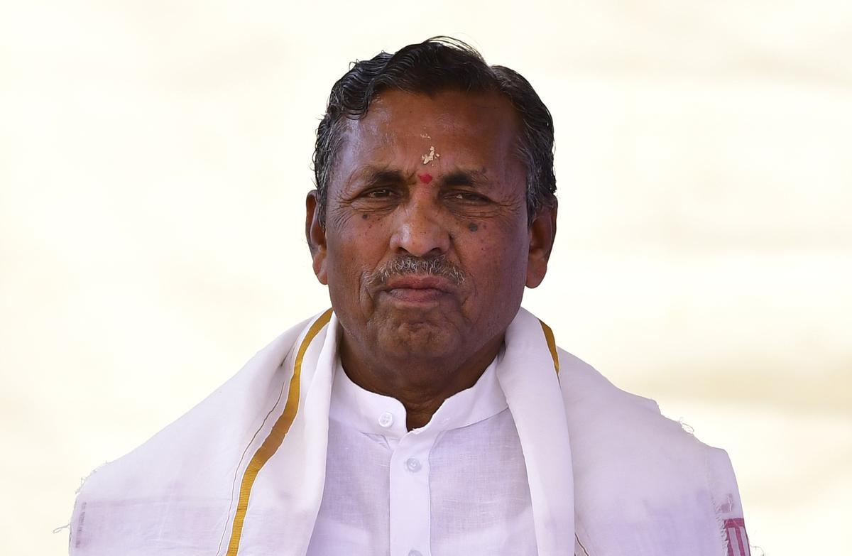 कांग्रेस विधायक कर्नाटक के मंत्री मुनियप्पा के दामाद को सीटें देने के सख्त खिलाफ हैं  कर्नाटक कांग्रेस विधायकों ने मंत्री मुनियप्पा के रिश्तेदार को टिकट देने का विरोध किया