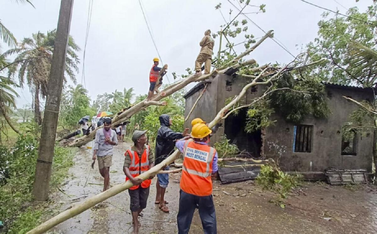चक्रवात रिमल प्रभाव: पश्चिम बंगाल में दो की मौत;  हजारों घर क्षतिग्रस्त हो गये  चक्रवात रेमल ने पश्चिम बंगाल के कुछ हिस्सों को तबाह कर दिया, दो की मौत हो गई, भारी बारिश जारी रहेगी