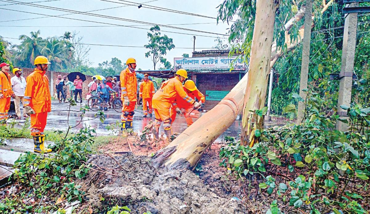 चक्रवात रिमल पश्चिम बंगाल और बांग्लादेश के बीच पहुंचा: भारी बारिश के कारण 16 लोगों की मौत |  पश्चिम बंगाल में रिमेल चक्रवात का भूस्खलन