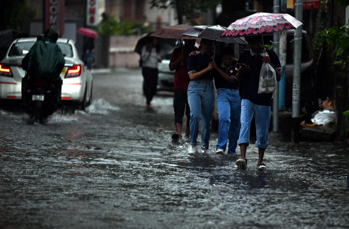 केरल भारी बारिश: कोच्चि में बादल फटा- डेढ़ घंटे में 98.4 मिमी बारिश |  केरल के कोच्चि में बादल फटा – 1.30 घंटे में 98.4 मिमी बारिश