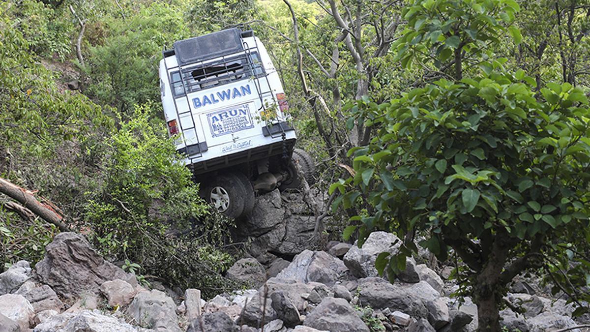 कश्मीर में आतंकियों की जानकारी नहीं देने वाले 3 लोग गिरफ्तार  आतंकियों के बारे में जानकारी नहीं देने पर 3 लोग गिरफ्तार