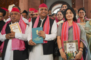 संविधान लेकर आये विपक्ष: अखिलेश ने गर्व से पेश किया अयोध्या सांसद का परिचय संविधान लेकर आये विपक्ष: अखिलेश ने गर्व से पेश किया अयोध्या सांसद का परिचय