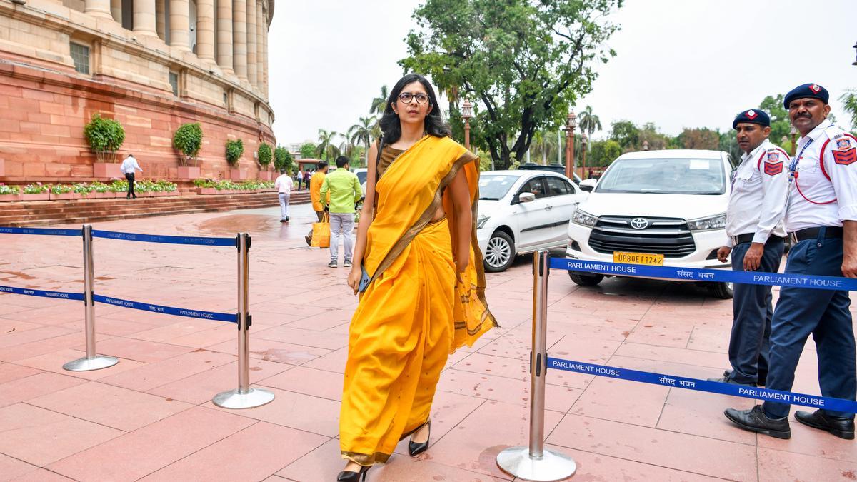 आतिशी की टिप्पणी पर आप ने अपनी राज्यसभा सांसद स्वाति मालीवाल से इस्तीफा देने को कहा