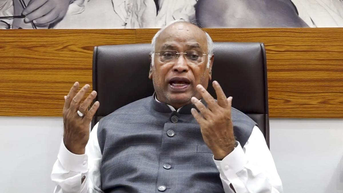 ‘एक देश, एक चुनाव’ योजना व्यावहारिक नहीं, कांग्रेस, DMK समेत 15 पार्टियां विरोध में ‘एक देश, एक चुनाव’ योजना व्यावहारिक नहीं, कांग्रेस, DMK समेत 15 पार्टियां विरोध में