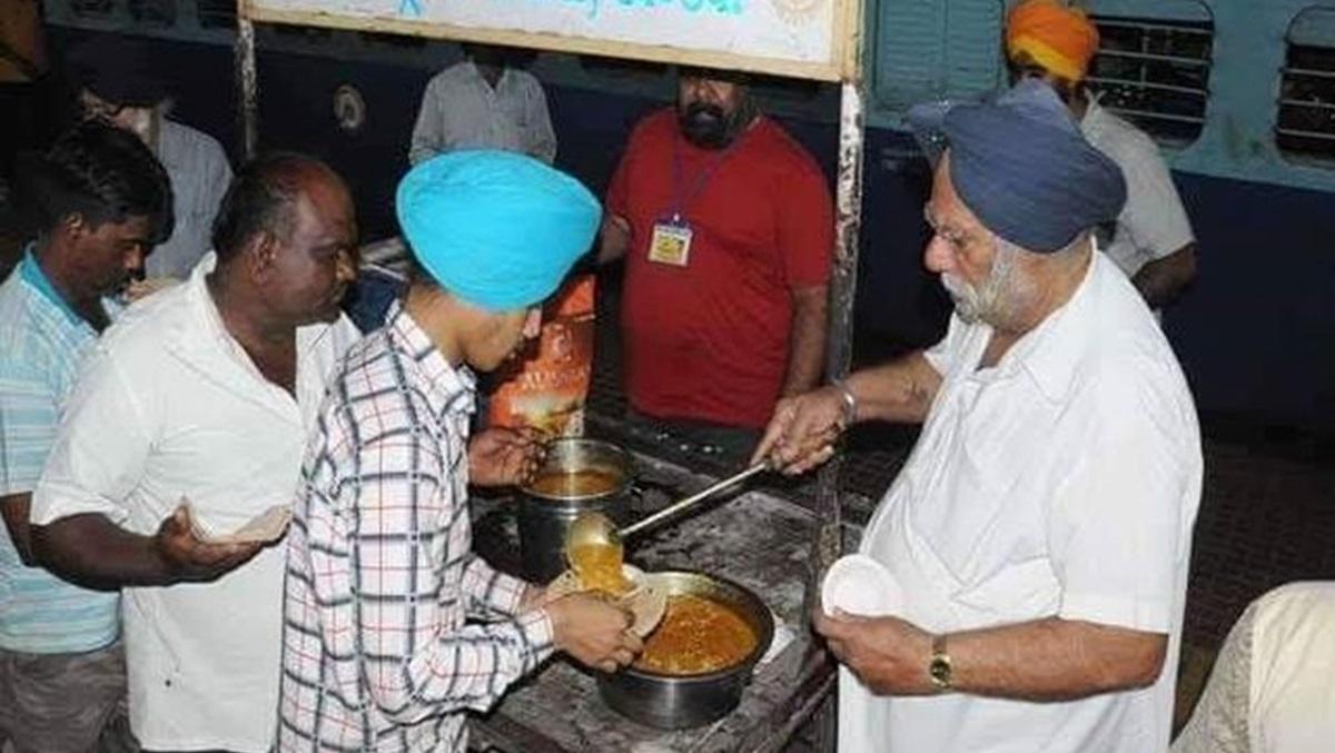 अमृतसर से नांदेड़ सचखंड एक्सप्रेस में 29 वर्षों तक मुफ्त भोजन उपलब्ध